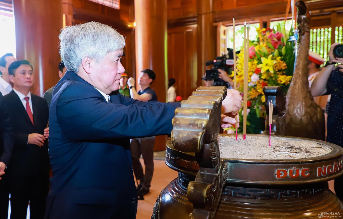 Ông Đỗ Văn Chiến, Bí thư Trung ương Đảng, Chủ tịch UBTƯ MTTQ Việt Nam dâng hương bày tỏ lòng biết ơn vô hạn đối với Chủ tịch Hồ Chí Minh.