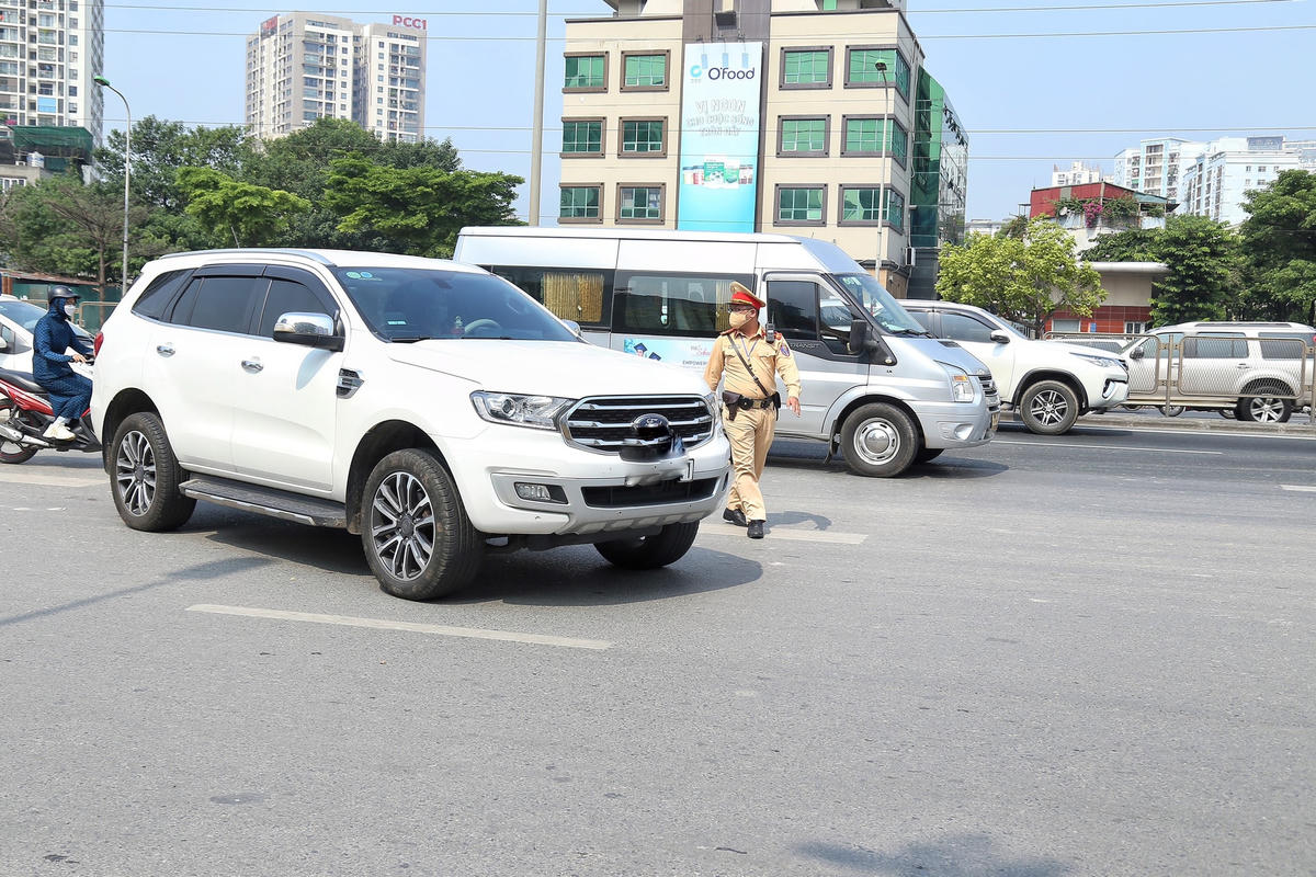 Sau khi phát hiện vi phạm, Đội CSGT số 6 đã ngay lập tức dừng xe xử lý.