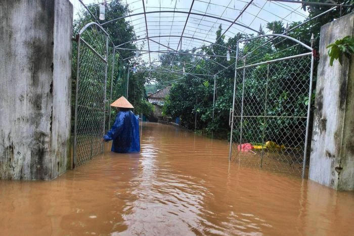 Mực nước dâng cao khiến nhiều nhà dân đã bị nước tràn vào nhà.