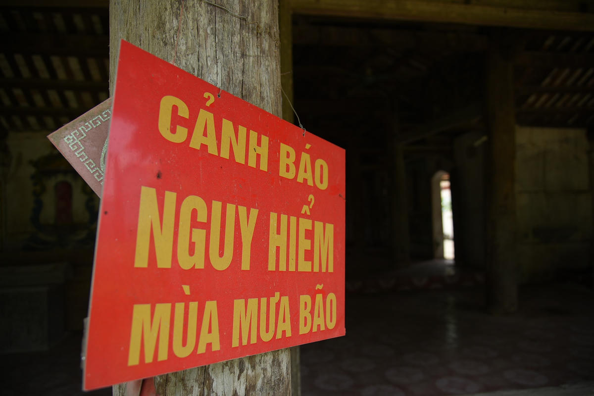 Do đã gần 700 năm tuổi, ngôi chùa này phải gắn biển cảnh báo nguy hiểm trước cửa ra vào của chùa.