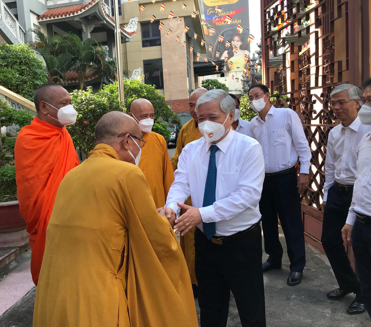 Chủ tịch Đỗ Văn Chiến đại lễ đến các chức sắc, tăng ni tại Văn phòng II, Trung ương GHPG Việt Nam.