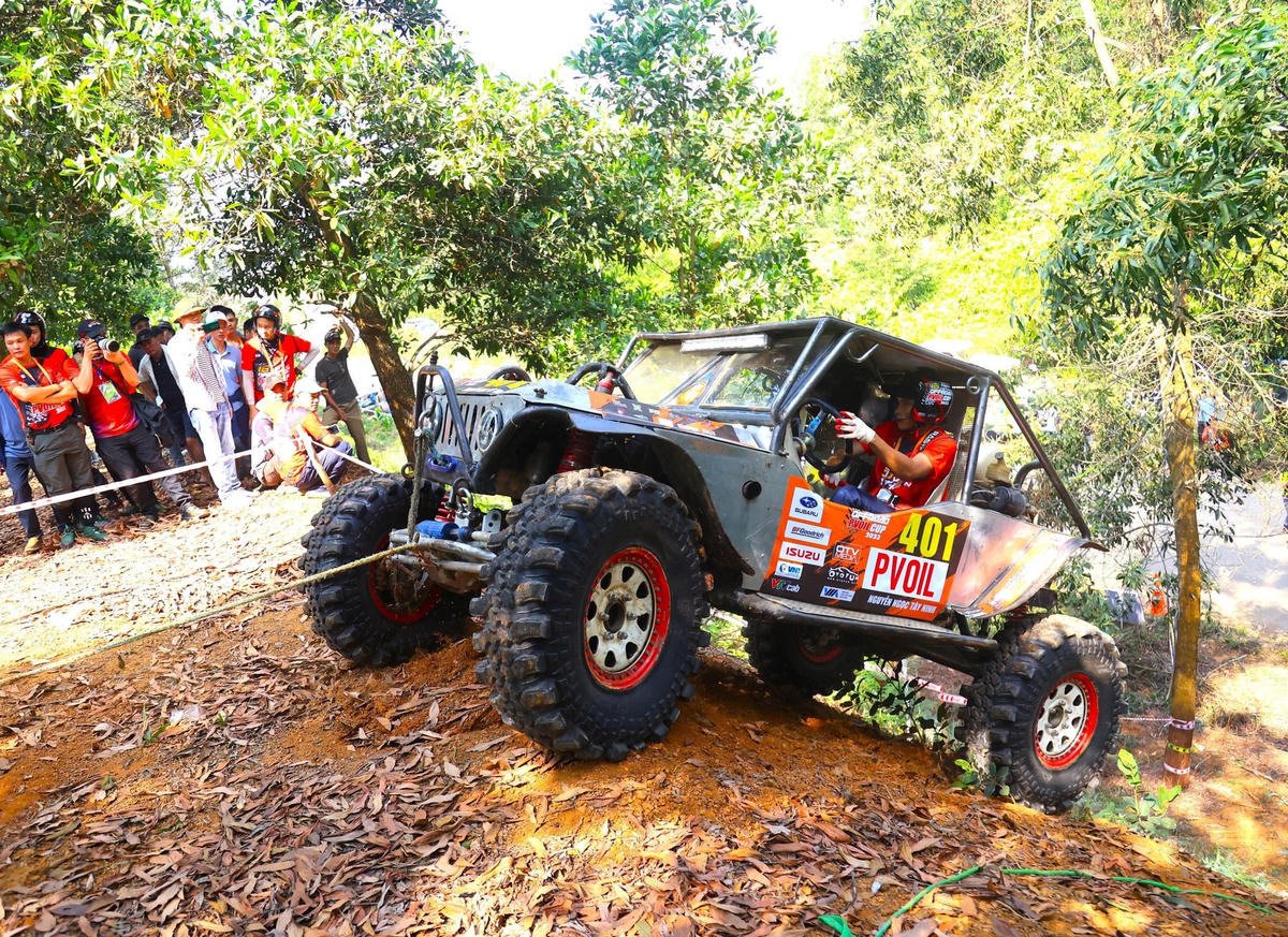 Những chiếc xe này đa phần đều được nâng cấp phần gầm mới có thể vượt qua địa hình như thế này.