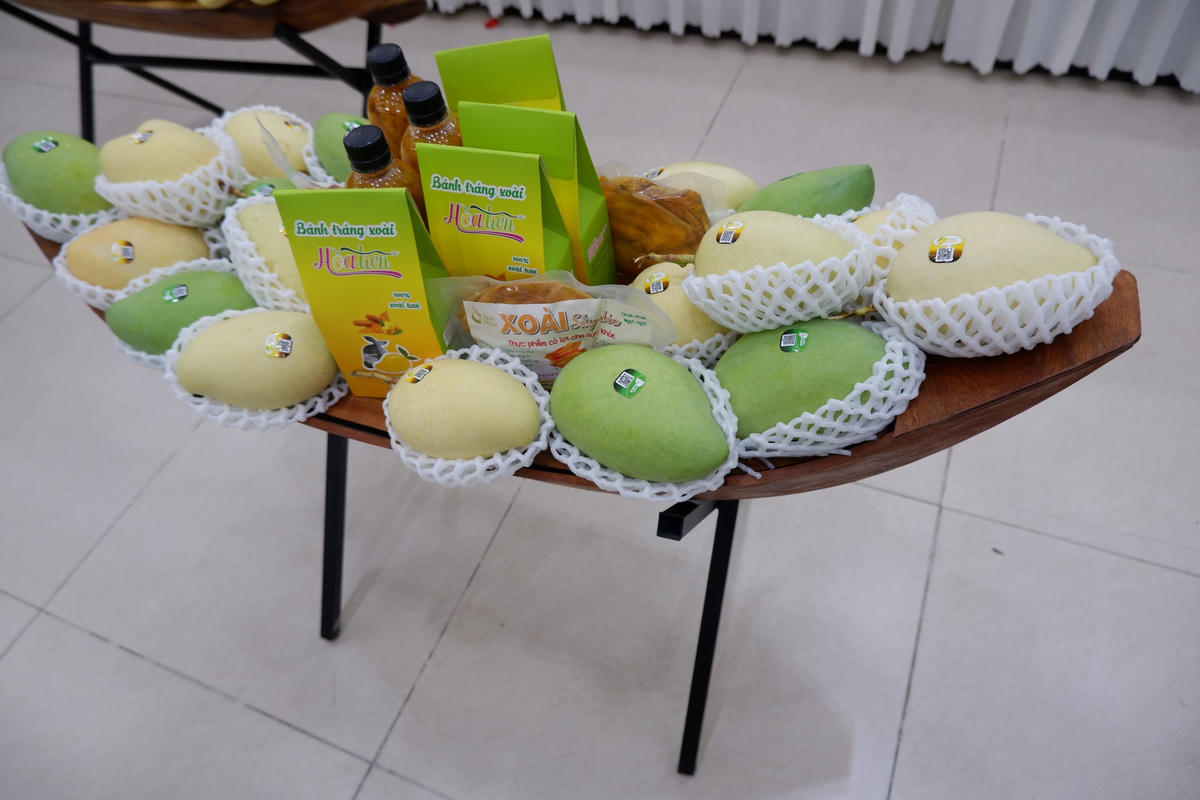 Xoài và một số sản phẩm từ xoài được trưng bày tại hội thảo