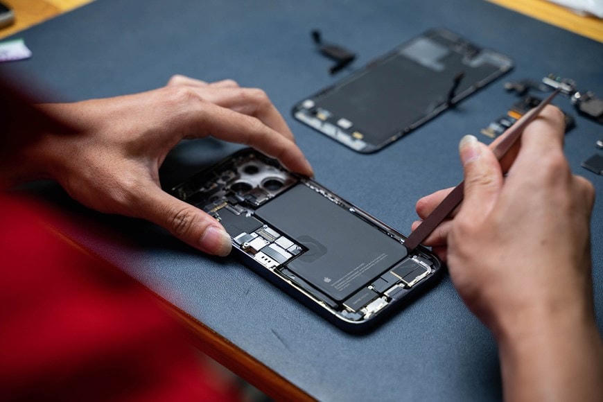 Main và phần pin của iPhone 14 Pro Max có dạng hình chữ L. (Ảnh: Điện Thoại Vui).