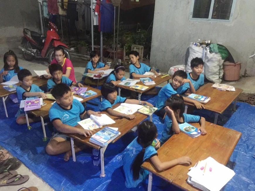 Thời gian đầu lớp học tình thương được hình thành cơ sở vật chất còn nhiều thiếu thốn. Ảnh nhân vật cung cấp.  