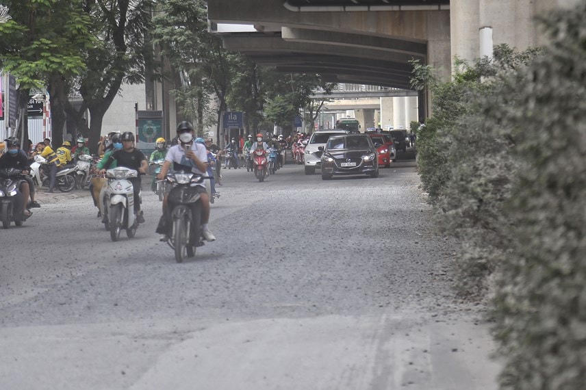 Vào tháng 12/2022 tuyến đường phía bên dưới đường sắt đô thị Nhổn - Ga Hà Nội thi công gây khói, bụi mù mịt để sửa chữa lại nhiều vết nứt, ổ gà không đảm bảo ATGT cho các phương tiện lưu thông. 