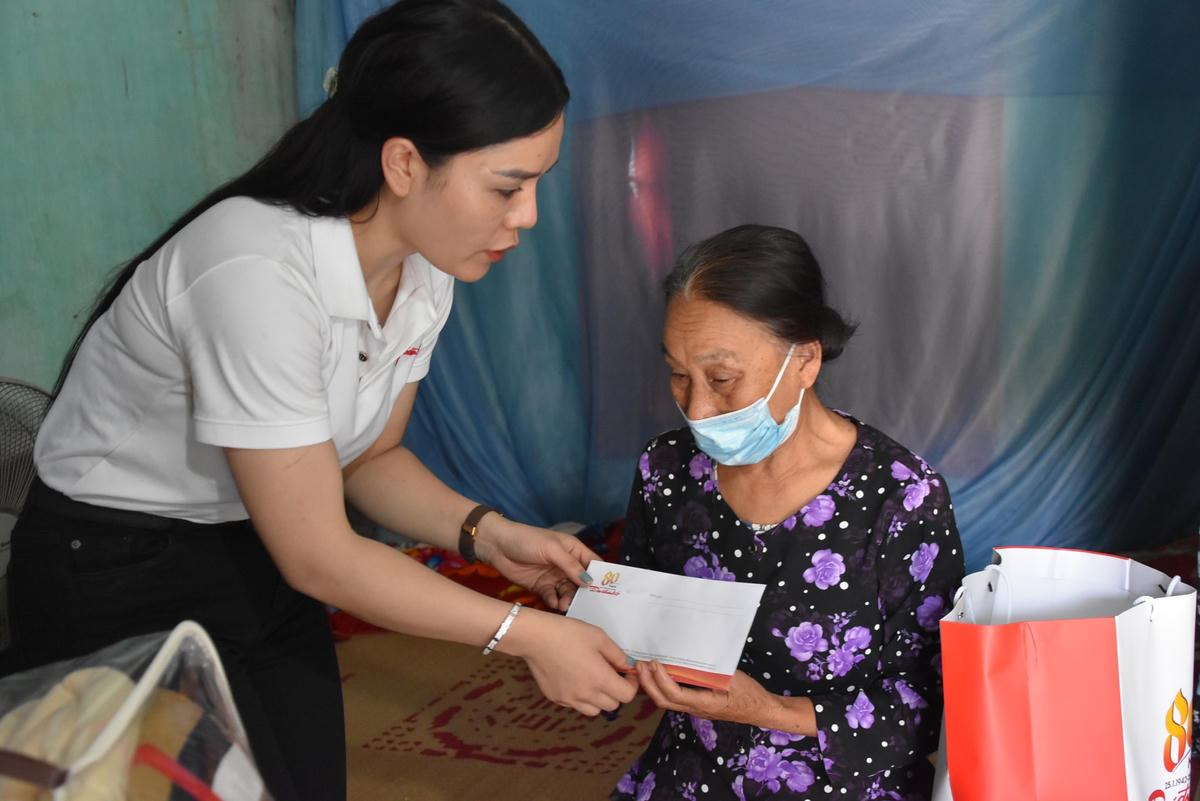 Bà Nguyễn Thị Mùi (xã Nam Tiến), là thương binh, sức khoẻ yếu. Bà Mùi cũng thường xuyên đau ốm. Khi phóng viên đến tặng quà, bà Mùi vẫn nằm mệt trên giường. Khi Báo Đại Đoàn Kết đến tận nơi trao quà, bà Mùi không cầm nổi nước mắt vì xúc động...