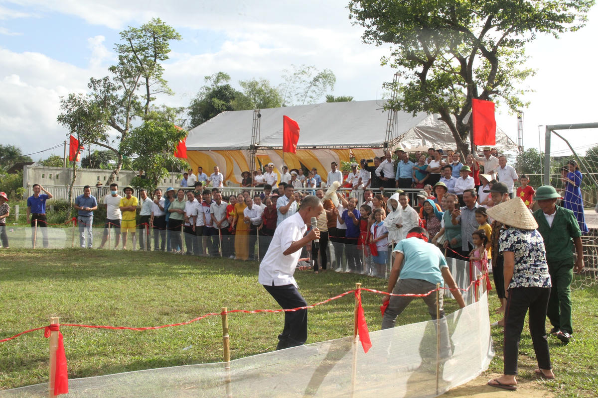 Trò chơi bịt mắt bắt vịt thu hút nhiều người dân thôn Nam Bắc Thành tham gia. 
