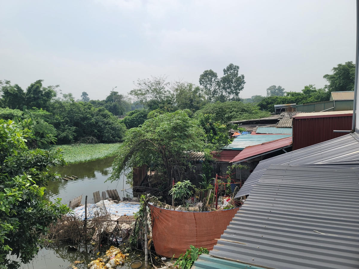 ngày 26/8/2023 phóng viên ghi nhận có hộ dân vẫn đang đổ đất lấp ao thôn Hạ Giáp để chiếm dụng.