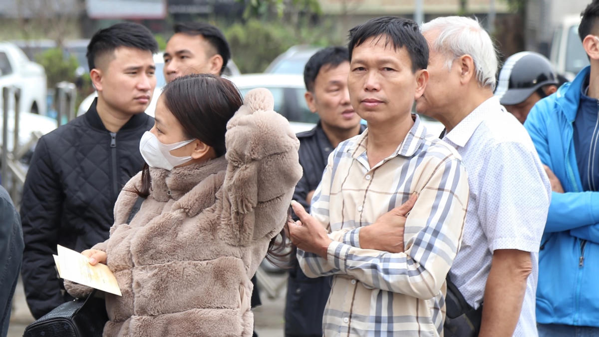 Nhiều tài xế tỏ ra mệt mỏi khi nửa tháng nay "ăn chực nằm chờ" đăng kiểm.