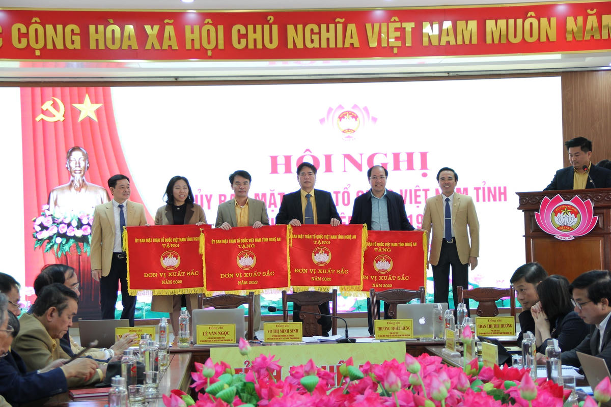 Trao Cờ thi đua cho các đơn vị xuất sắc trong công tác Mặt trận.