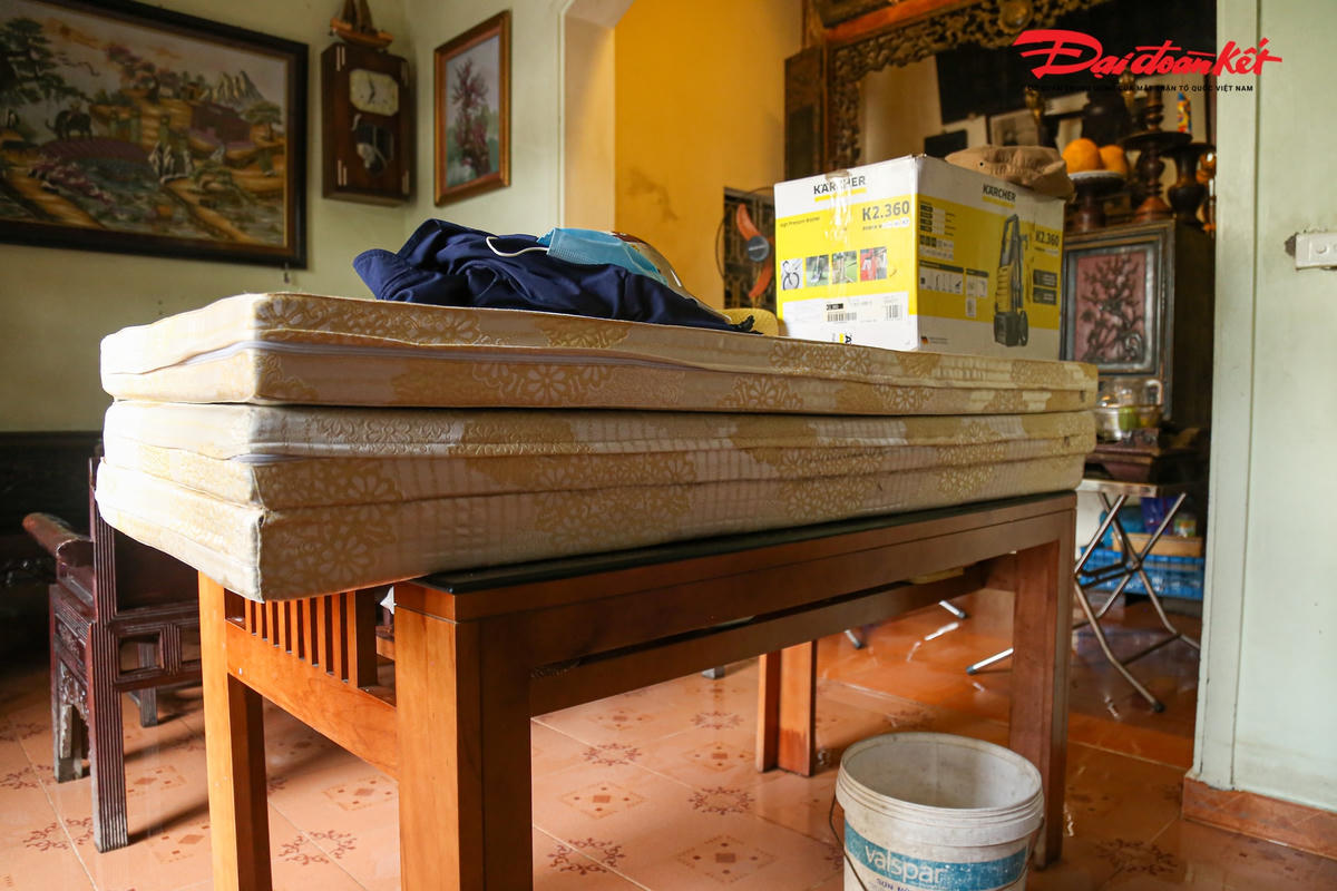 Đồ đạc trong nhà cũng được người dân kê cao gần 1m để tránh bị ngập nước.