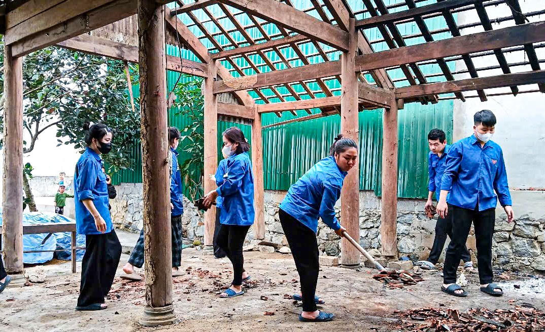 Lực lượng đoàn viên thanh niên ở Hà Tĩnh chung tay xóa nhà tạm cùng người dân