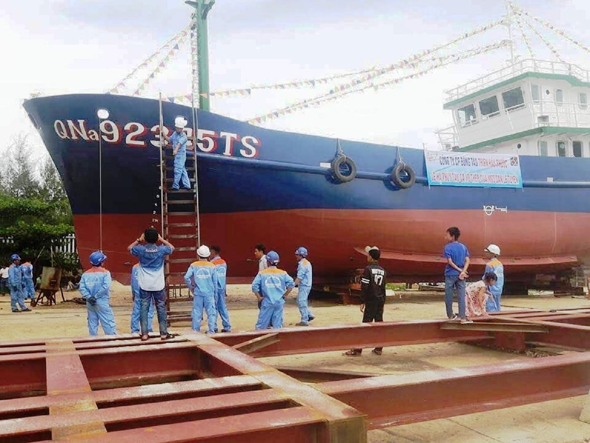 Một con tàu vỏ thép do Công ty CP đóng tàu Chu Lai đóng chuẩn bị hạ thủy.