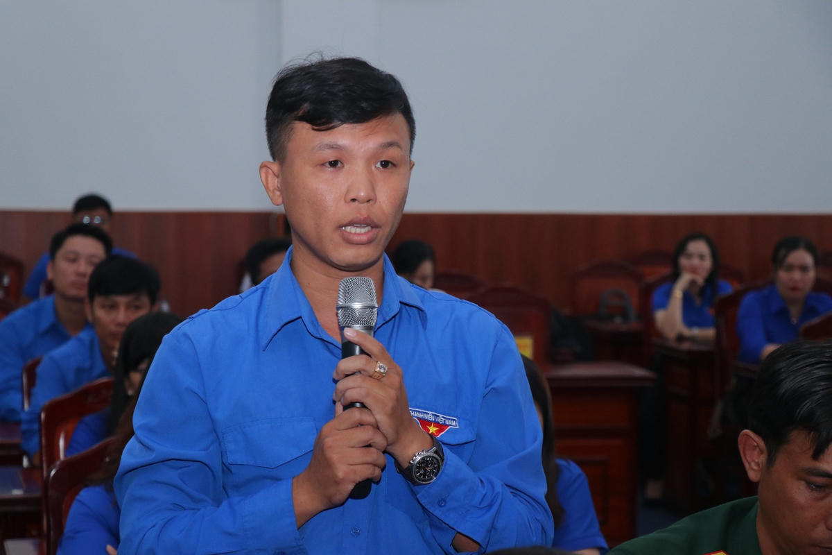 Đoàn viên Trần Trọng Trí, Bí thư Đoàn cơ sở Sở Tài nguyên Môi trường nêu ý kiến tại buổi đối thoại.