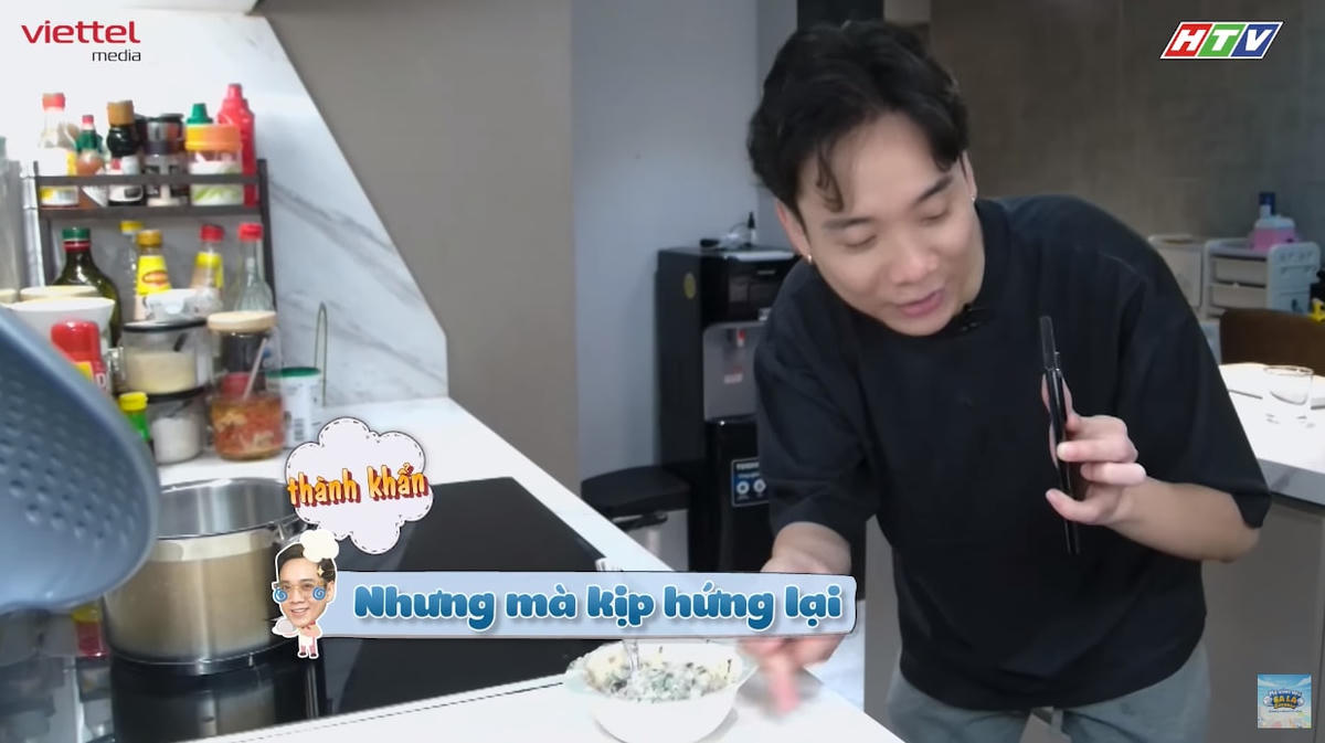 JustaTee gọi điện cầu cứu vợ Trâm Anh trong quá trình chuẩn bị bữa tối cho con trai Mino.