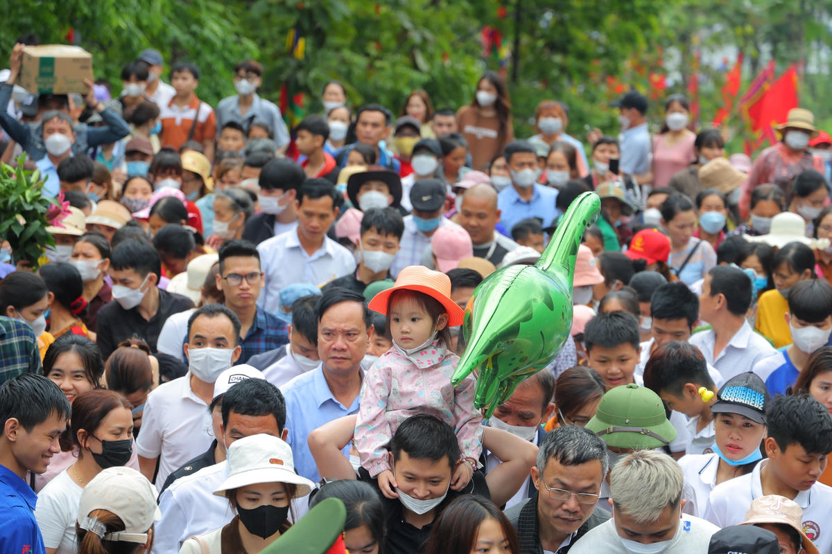 Du khách đến Đền Hùng đều thành kính và yên tâm.