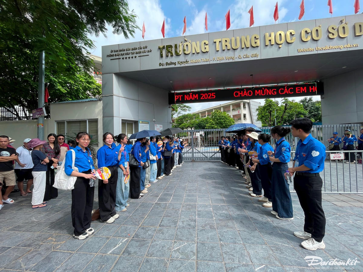 Sáng 26/6, hơn 1,16 triệu thí sinh cả nước đã hoàn thành bài thi môn Ngữ văn kéo dài 120 phút, theo hình thức tự luận. Ảnh: Hoàng Chiến