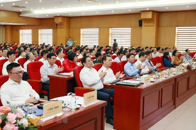 Thủ tướng Phạm Minh Chính và các đại biểu tham dự buổi làm việc với Hội Nhà báo Việt Nam. (Ảnh: Dương Giang/TTXVN).