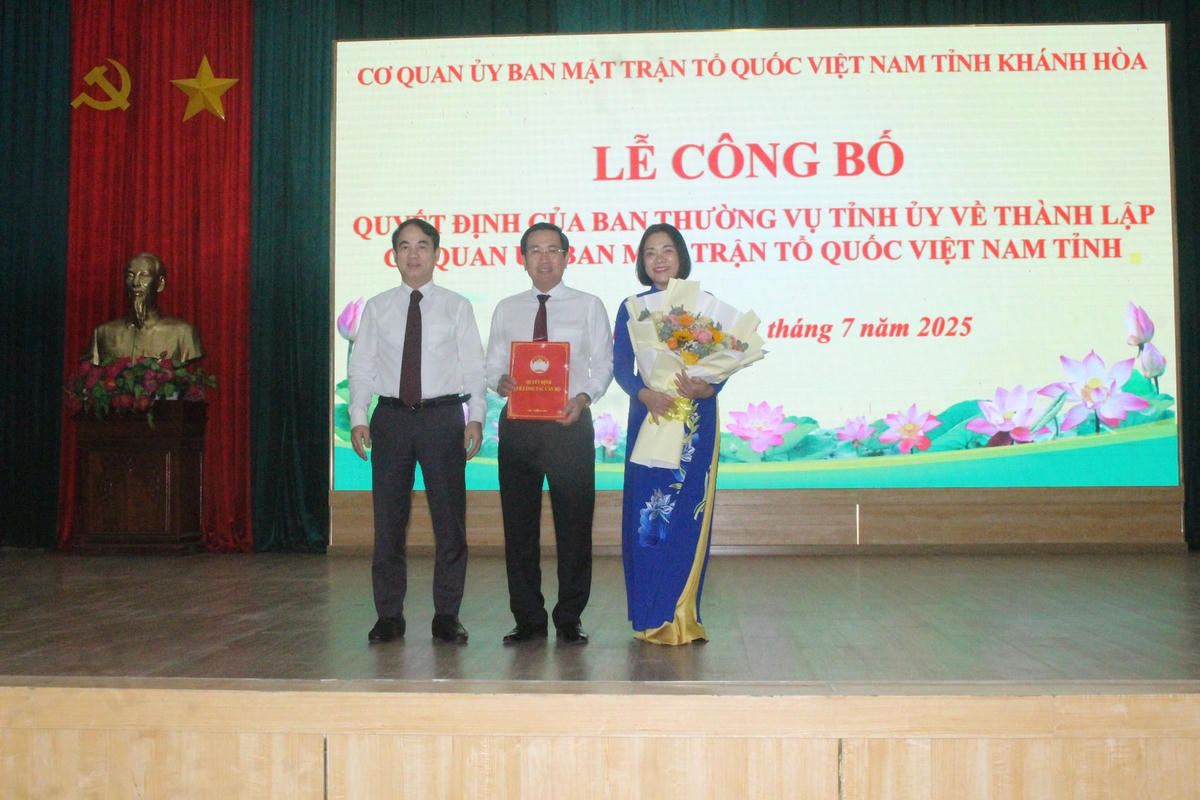 Ông Nghiêm Xuân Thành Bí thư Tỉnh ủy Khành Hòa, đã trao quyết định của Ban Chấp hành Đảng bộ tỉnh về việc thành lập cơ quan Ủy ban Mặt trận Tổ quốc Việt Nam tỉnh Kh