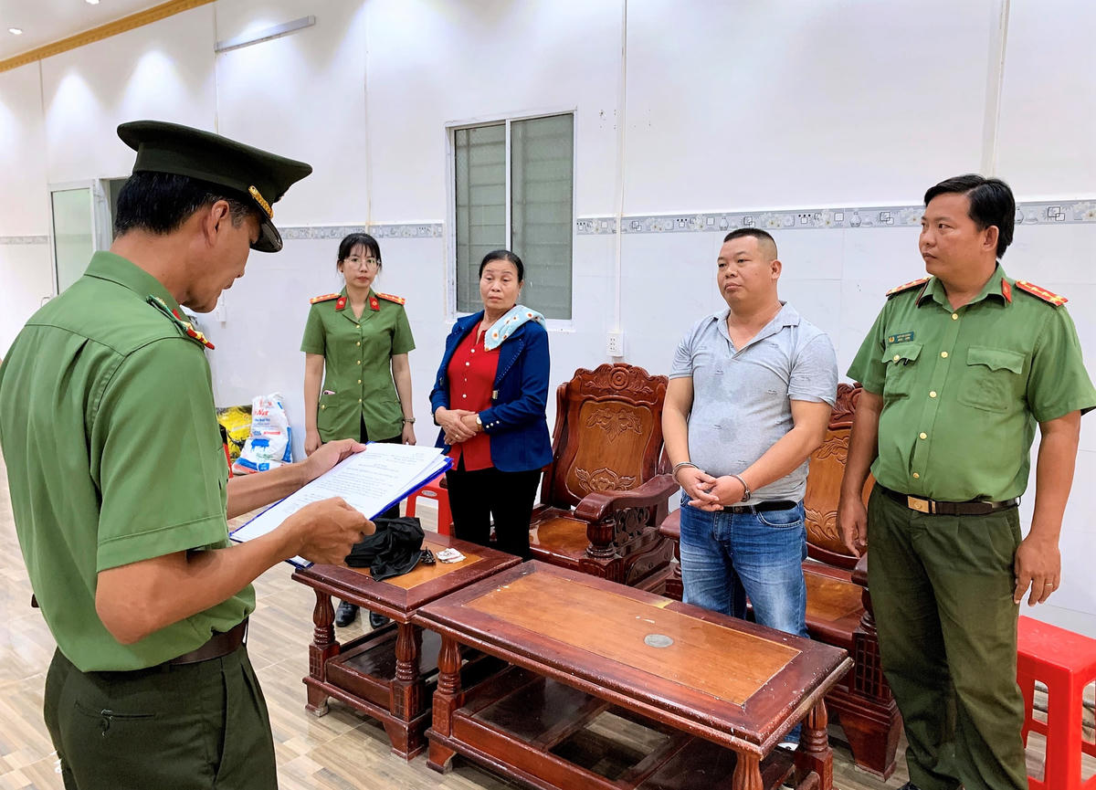 Cơ quan An ninh điều tra Công an tỉnh Bạc Liêu tống đạt quyết định khởi tố, bắt tạm giam đối với Phan Công Quốc (áo thun xám).