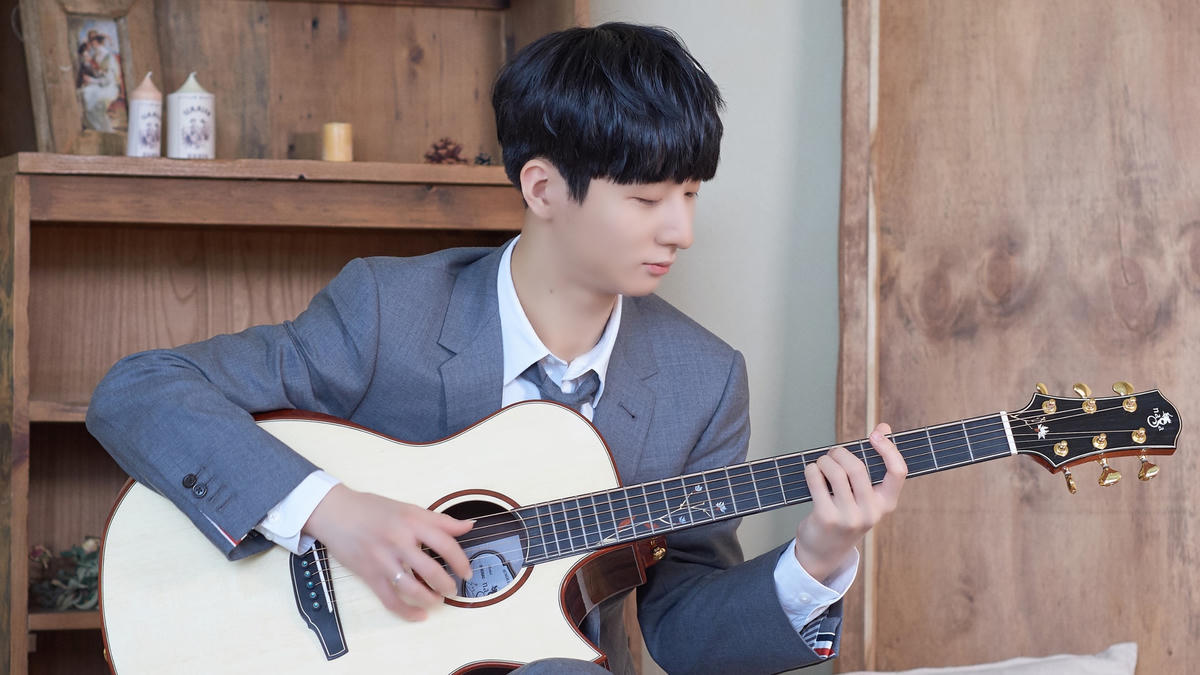 Sungha Jung sinh năm 1996 tại Hàn Quốc. Vào năm 2006 cậu bé đã có một cây guitar của riêng mình và bắt đầu luyện tập.