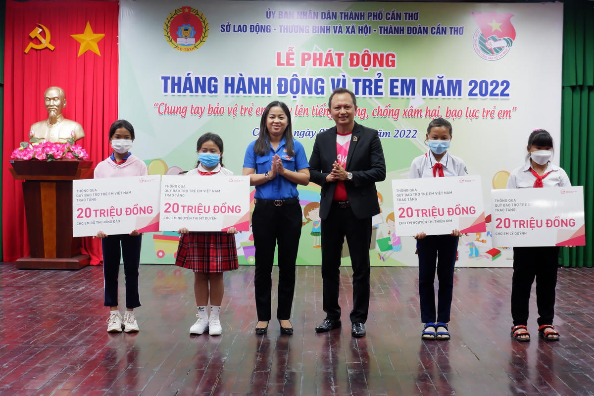 Thông qua Quỹ Bảo trợ Trẻ em Việt Nam, trao hợp đồng bảo hiểm AIA cho 4 em học sinh có hoàn cảnh khó khăn.