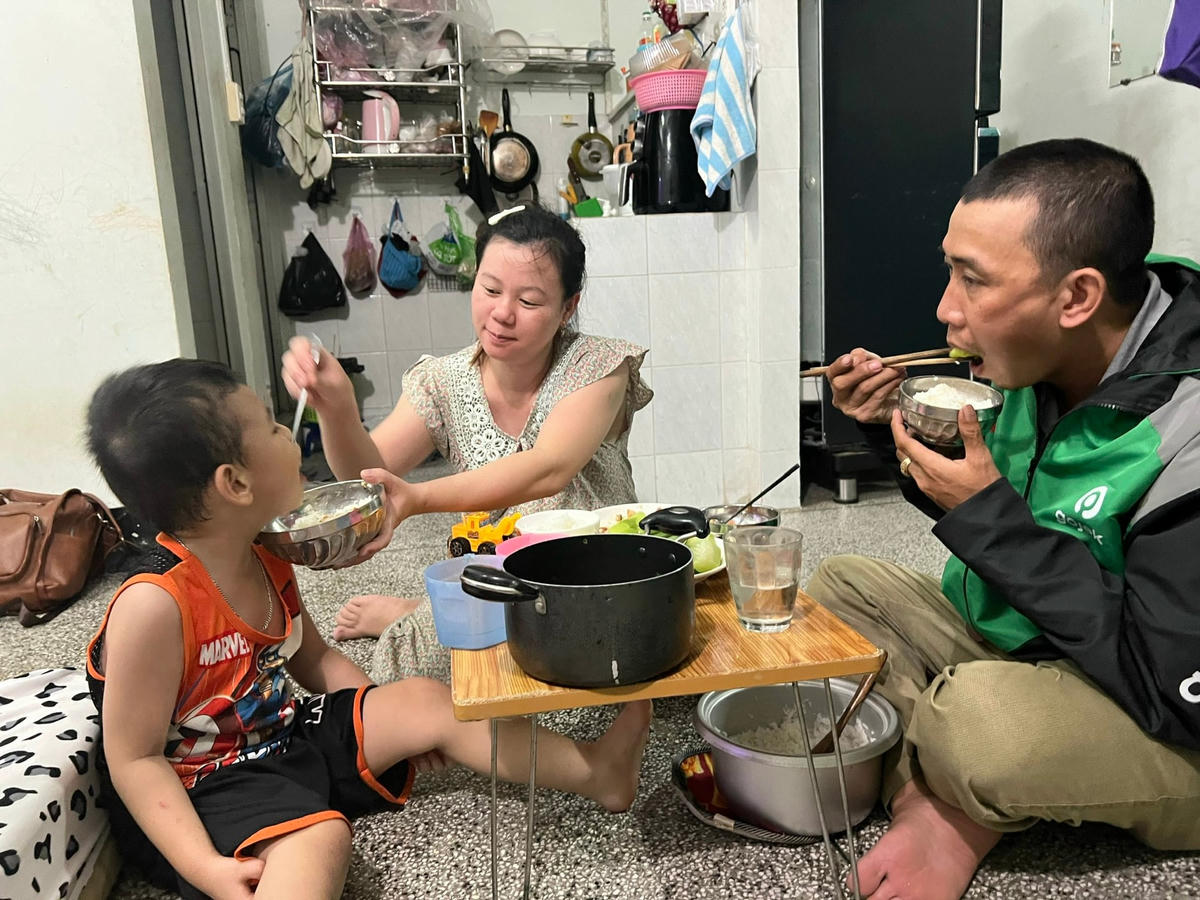 Bữa cơm đạm bạc của gia đình công nhân chỉ có rau luộc và đậu hũ chiên.