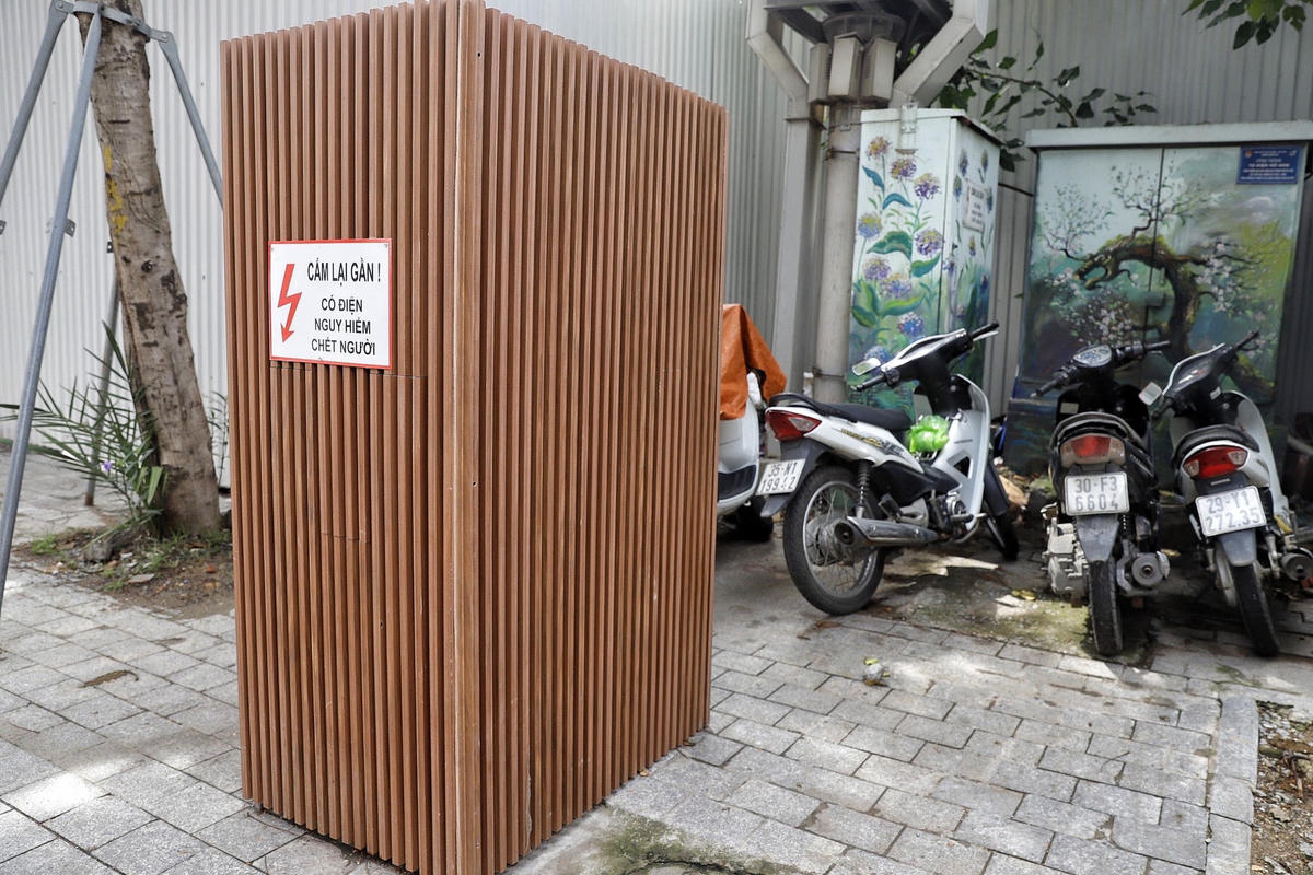 Vật liệu bọc ốp bốt điện là nhựa giả gỗ.