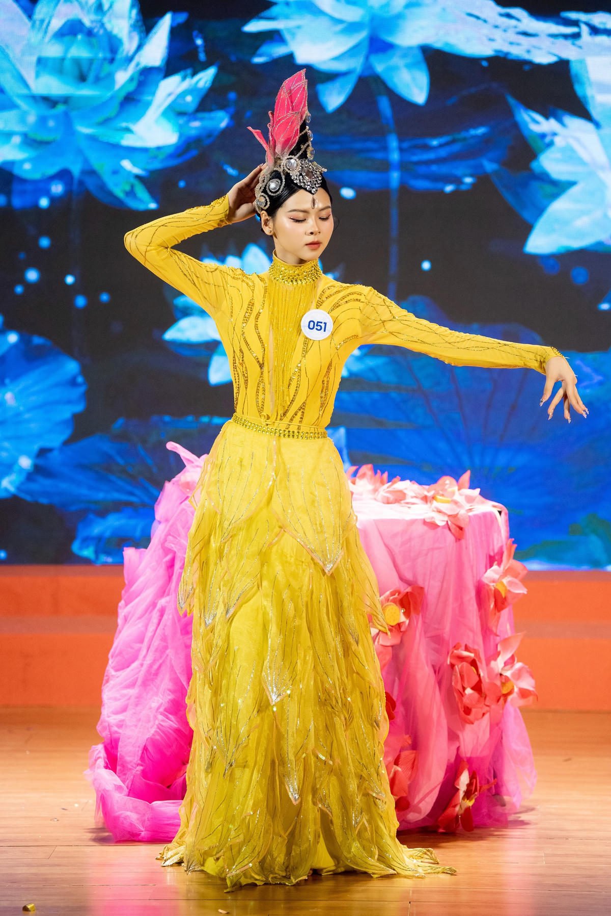 Thí sinh Nguyễn Ngân Hà lộng lẫy với trang phục chỉn chu tham dự phần thi Người đẹp tài năng Miss World Vietnam 2023. 