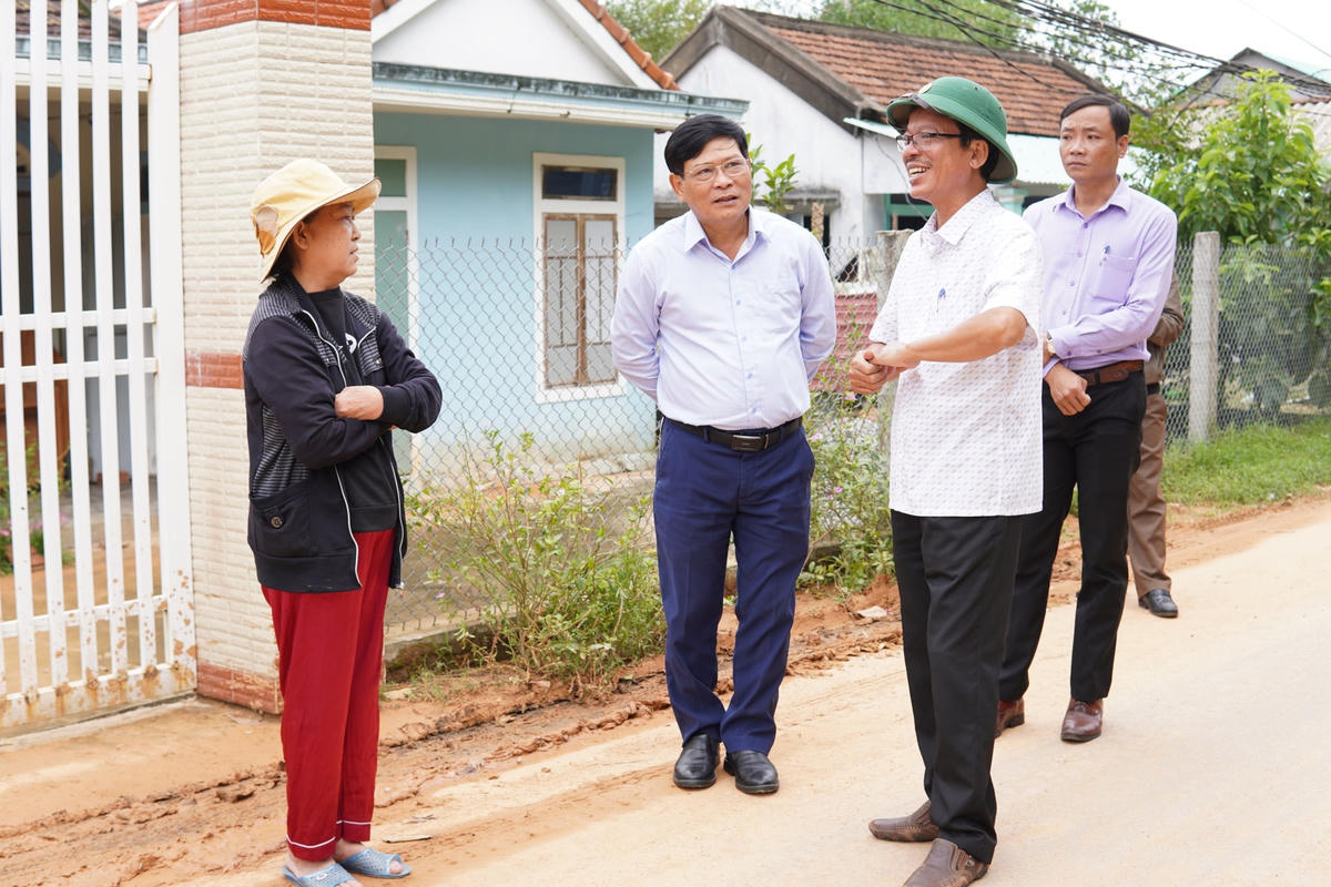 Ông Nguyễn Nam Tiến (thứ 2 từ trái sang) thăm hỏi, động viên người dân bị thiệt hại do mưa lũ gây ra.