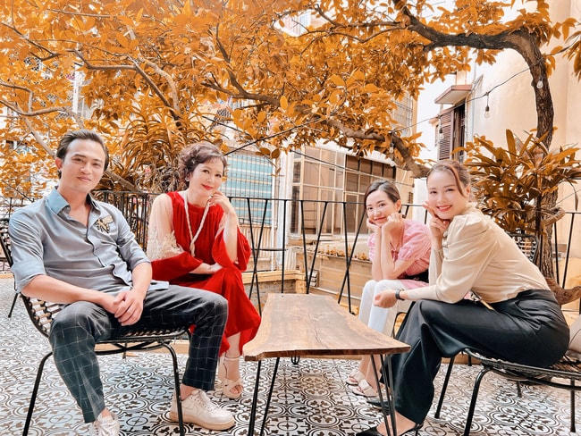 Doãn Quốc Đam - Hồng Diễm gặp gỡ các diễn viên trong đoàn phim. Ảnh: FBNV. 