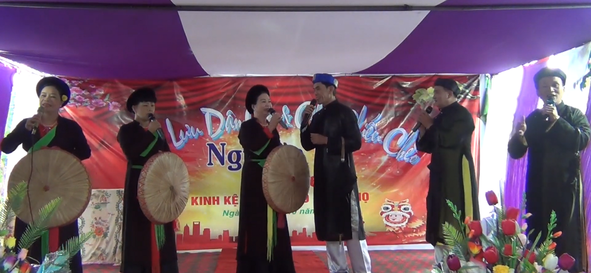 Một buổi diễn của chiếu chèo Nguyên Lợi.  