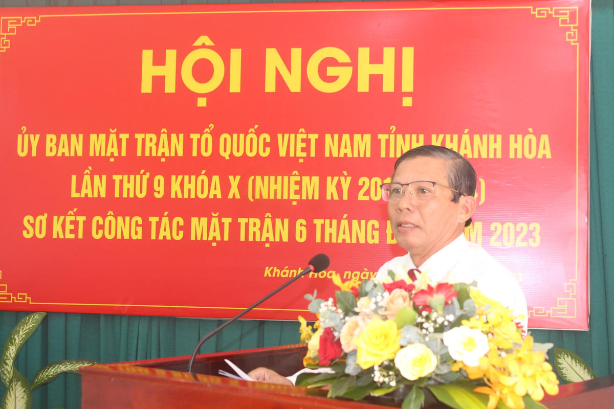 Ông Trần Ngọc Thanh, Chủ tịch Mặt trận tỉnh Khánh Hòa đang phát biểu tại hội nghị.