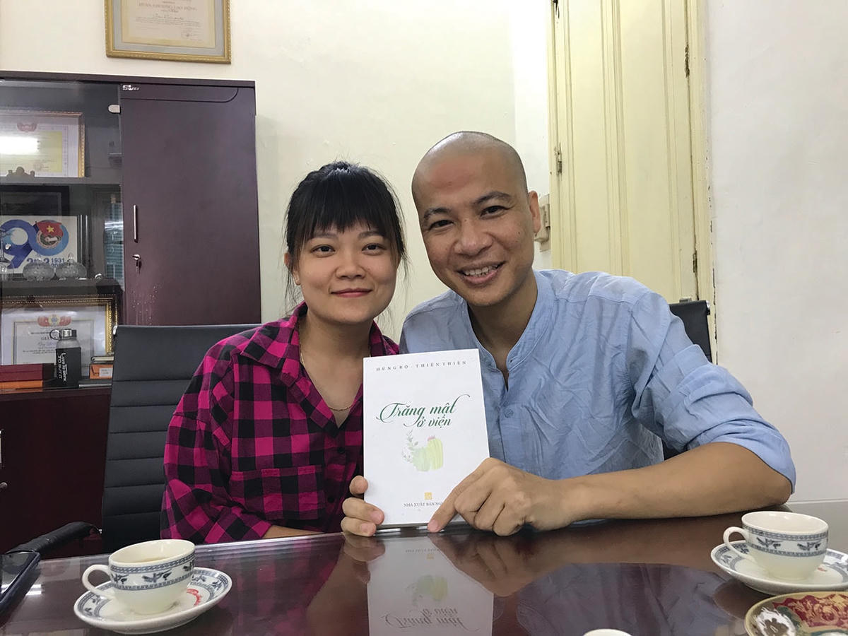 Thiên Thiên - Hùng Rộ với cuốn sách “Trăng mật ở viện”. Ảnh: Thư Hoàng.  
