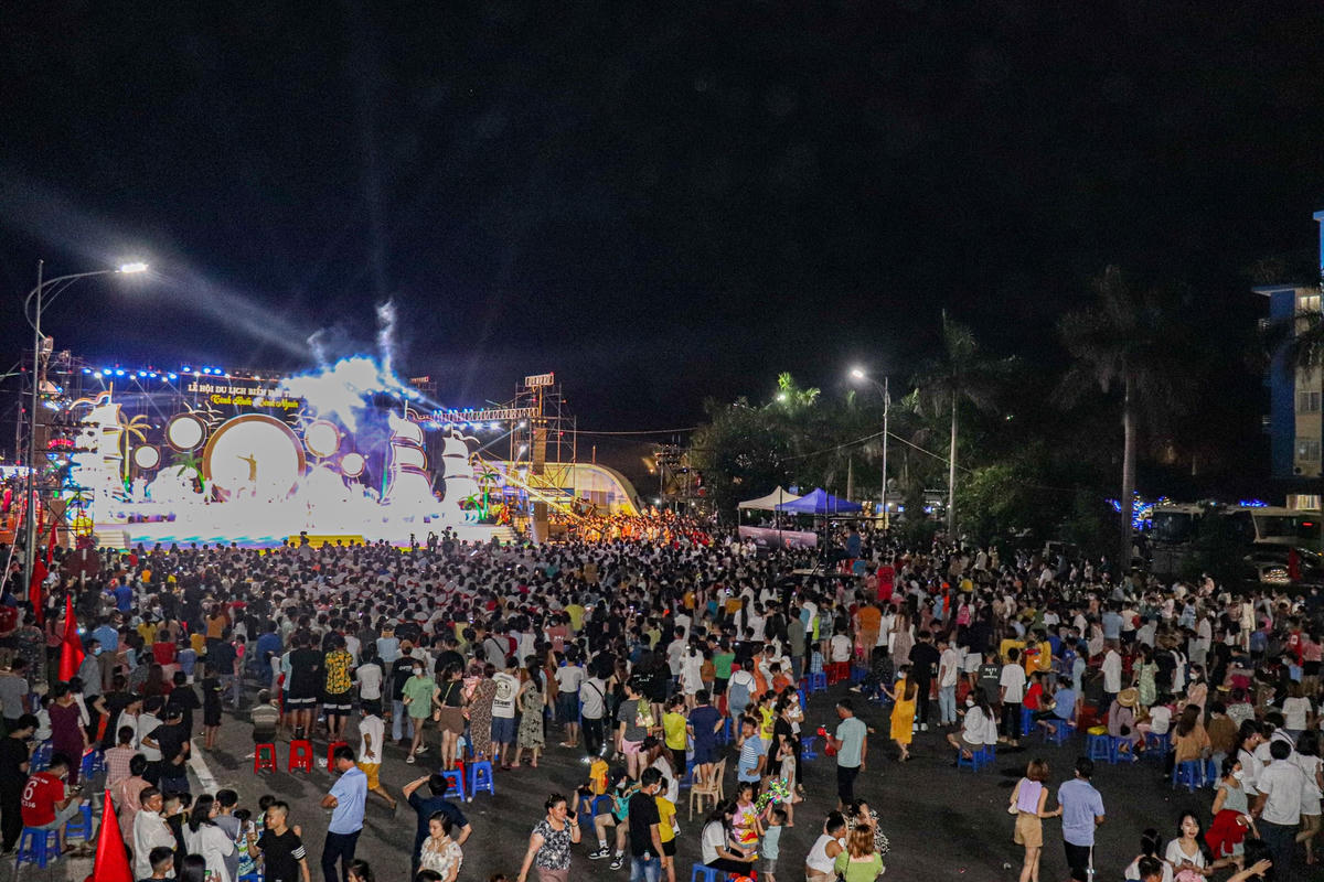 Bên trong sân khấu chính, có hàng nghìn du khách và người dân địa phương chăm chú theo dõi các tiết mục âm nhạc, nghệ thuật.