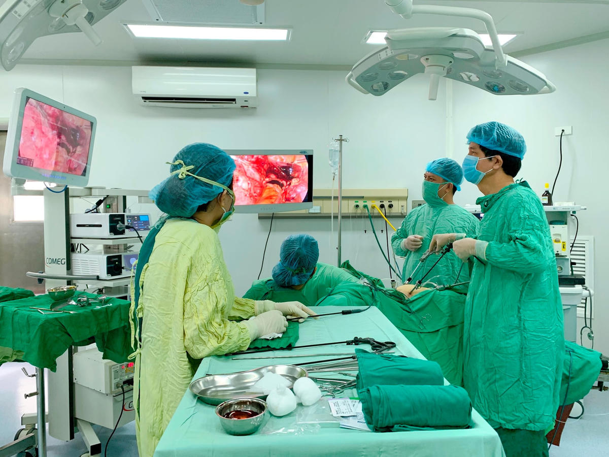 Thầy thuốc ưu tú - Bác sỹ CKII Lê Công Tước, Giám đốc Bệnh viện Sản Nhi Bắc Giang cùng Kíp phẫu thuật nội soi cắt khối u xơ tử cung nặng kỷ lục 2.3kg
