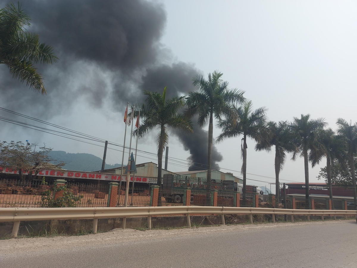 Những cột khói đen bốc lên nghi ngút.