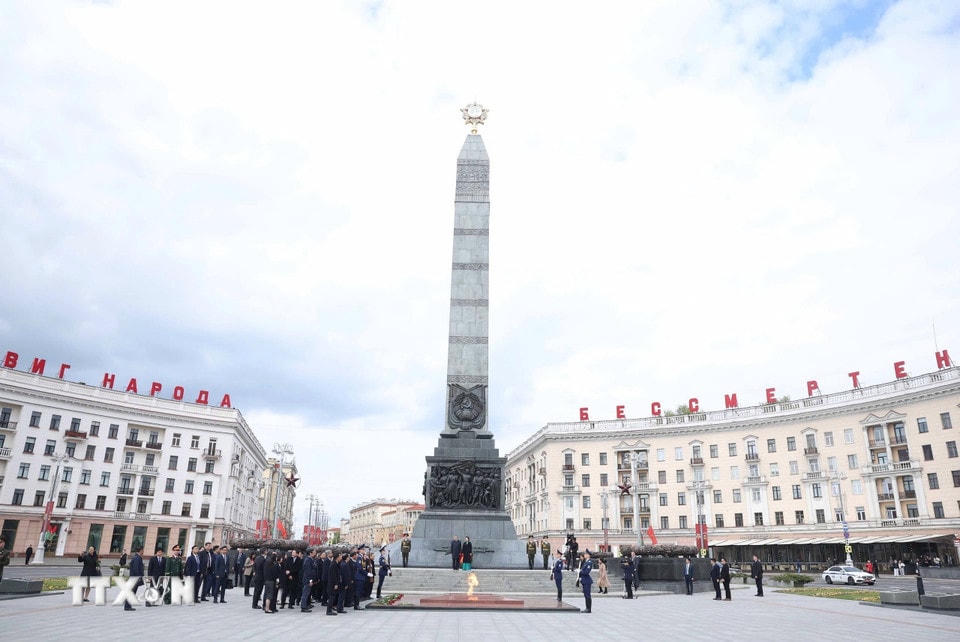 Tổng Bí thư Tô Lâm và Phu nhân cùng Đoàn đại biểu cấp cao Việt Nam đặt hoa tại Tượng đài Chiến thắng ở thủ đô Minsk. (Ảnh: Thống Nhất/TTXVN)