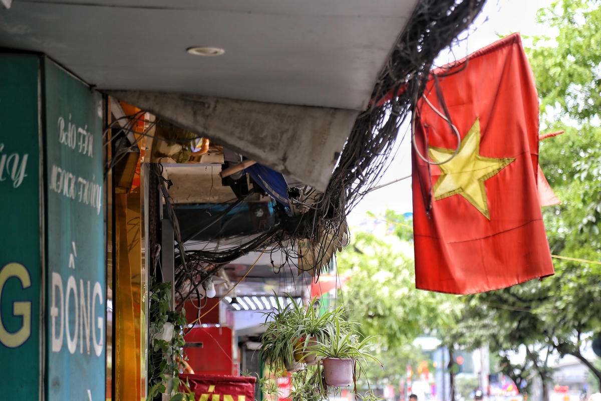 Hà Nội: Dây điện, cáp viễn thông như 'nhả tơ' tại nhiều tuyến phố