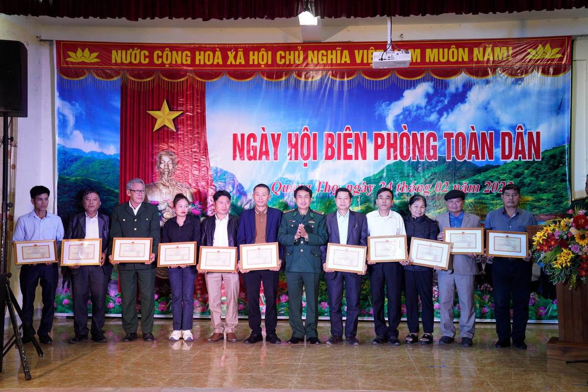 ...và Đại tá Hà Học Chiến, Chính ủy Bộ đội Biên phòng tỉnh trao Giấy khen cho 12 cá nhân có thành tích xuất sắc trong phong trào bảo vệ an ninh biên giới năm 2022.