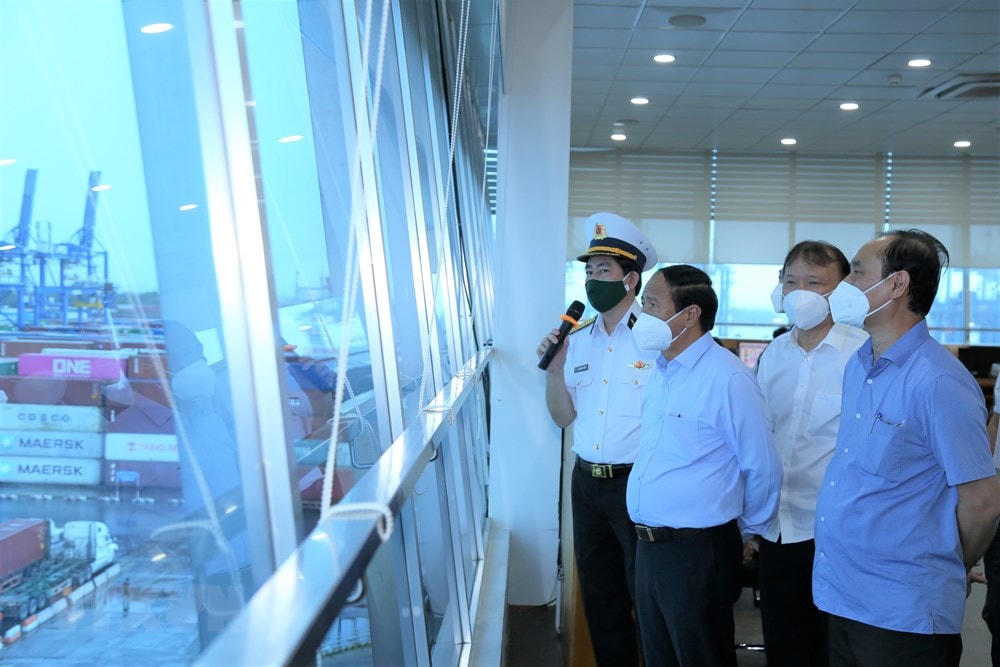 Phó Thủ tướng Lê Văn Thành kiểm tra việc tổ chức luân chuyển hàng hóa và phòng, chống dịch Covid-19 tại Tổng công ty Tân cảng Sài Gòn (Thành phố Hồ Chí Minh, 25/8/2021). (Ảnh: TTXVN phát).