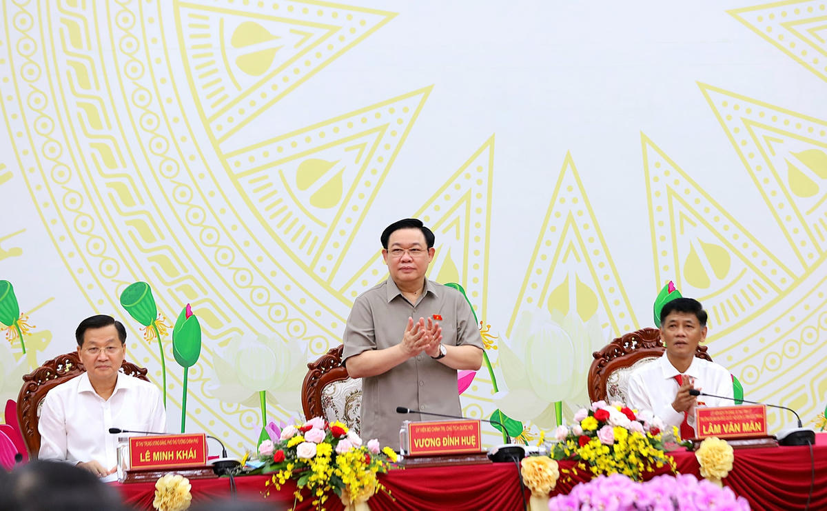 Chủ tịch Quốc hội Vương Đình Huệ dự hội nghị.