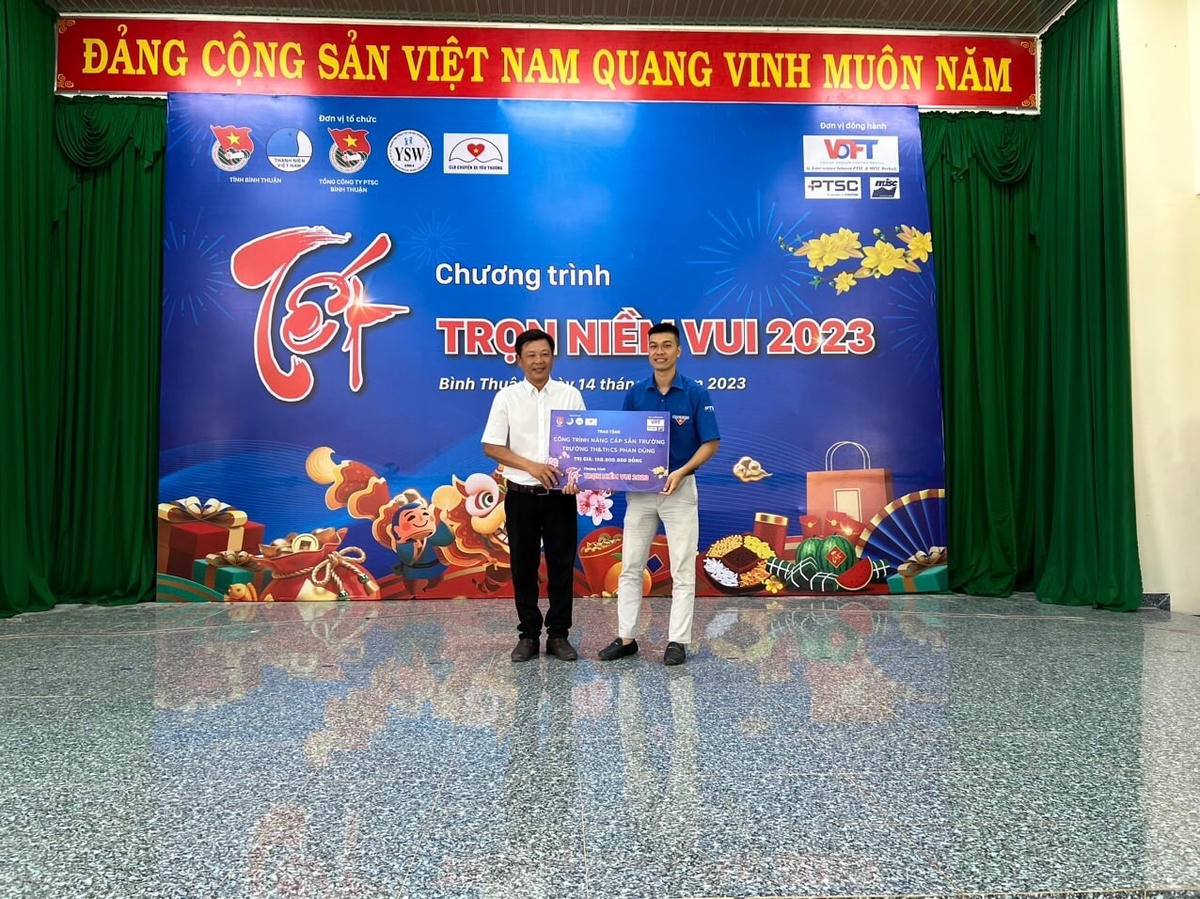 Trao quà và các hỗ trợ dân sinh khác tới đồng bào có hoàn cảnh khó khăn tại chương trình.  