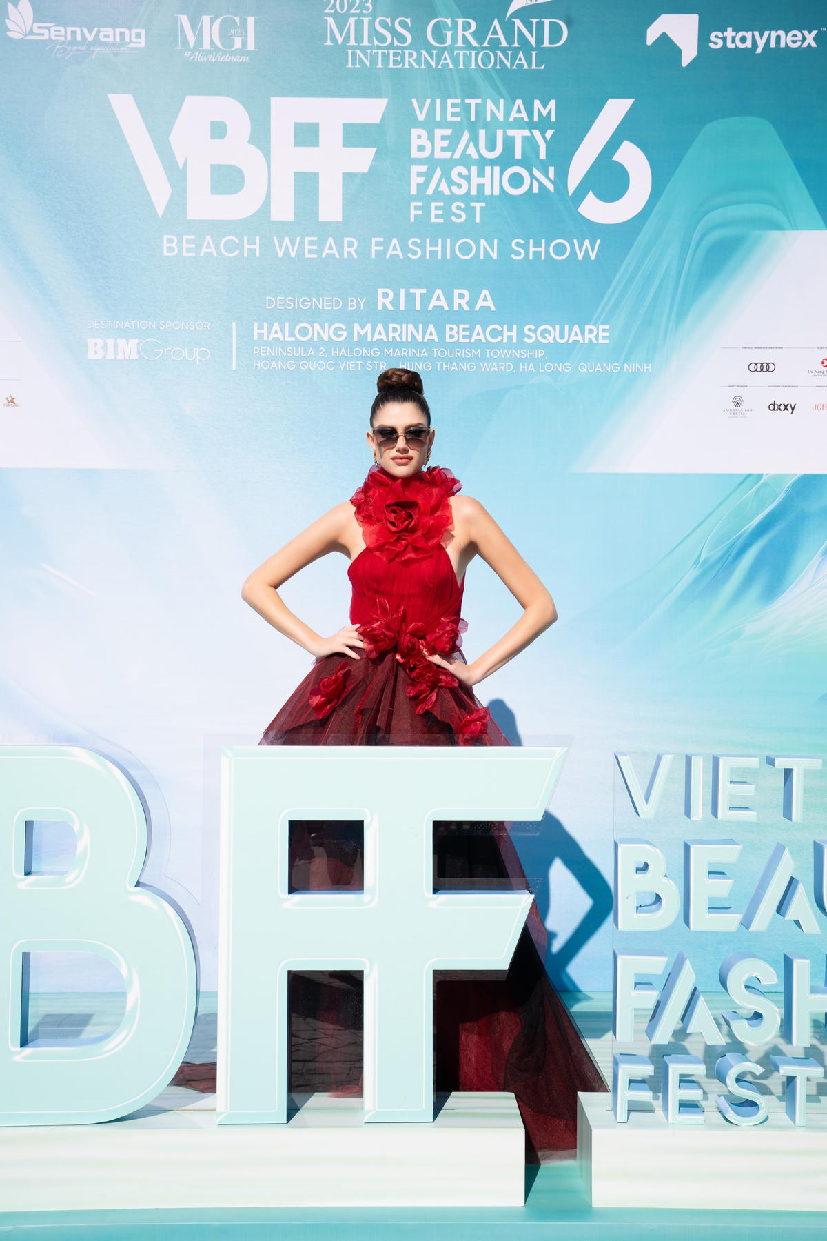 Hoa hậu Hòa bình Quốc tế 2022 Isabella Menin diện tông đỏ cực ấn tượng và thần thái, cô thả dáng tự tin trên thảm đỏ của Vietnam Beauty Fashion Fest 6. Ngay từ những ngày đầu khi đến Việt Nam đồng hành cùng Miss Grand International 2023, Isabella đã luôn bày tỏ sự yêu thích của mình dành cho mảnh đất hình chữ S này.