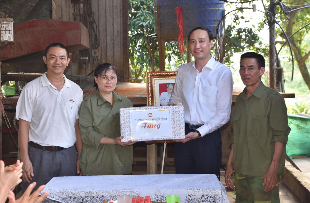 Phó Chủ tịch Phùng Khánh Tài tặng quà người lao động làm việc tại mô hình xử lý rác thải nhựa tại HTX vận tải và dịch vụ môi trường Thanh Bình.