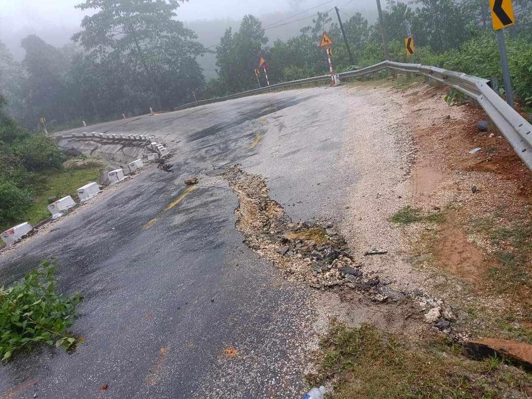 Dốc Chuối (huyện Quế Phong) bị nứt do ảnh hưởng mưa lũ, đến sáng ngày 29/9 đã được xử lý để lưu thông.