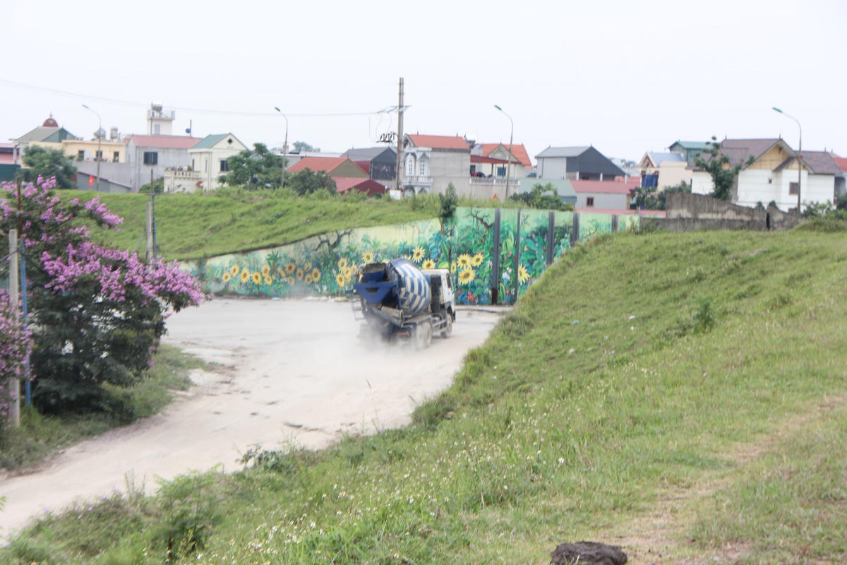Xe bồn thay nhau chở bê tông ra khỏi dự án khu sinh thái Cẩm Đình – Hiệp Thuận đưa đi tiêu thụ.