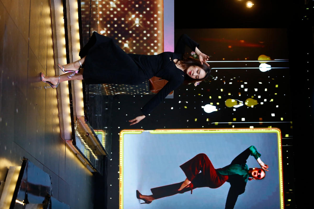 Hồng Diễm tạo dáng thần thái trong "Cuộc hẹn cuối tuần".