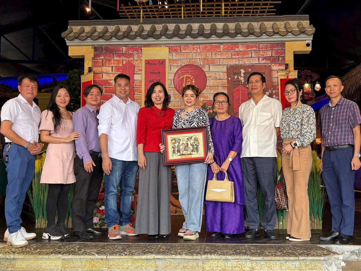 Thứ trưởng- Chủ nhiệm Ủy ban VNVNONN Lê Thị Thu Hằng chụp ảnh cùng kiều bào tại Malaysia-Ảnh: BNG